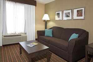 Desk, iron/ironing board, free cribs/infant beds, free WiFi - Holiday Inn Express & Suites - Vernon by IHG (Vernon)