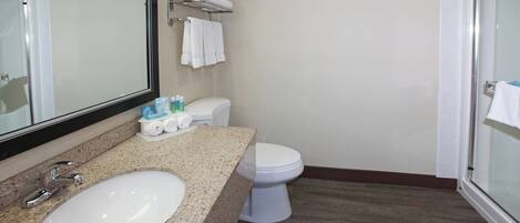 Un baño con lavamanos, inodoro y ducha.