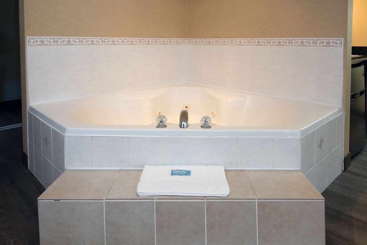 Suite, 1 cama King size y sofá cama, chimenea (Jetted Tub, Sofa) | Escritorio, tabla de planchar con plancha y cunas gratuitas
