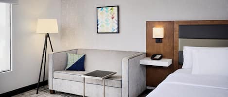 Habitación, 1 cama King size, con acceso para personas discapacitadas, para no fumadores | Área de sala de estar | Televisión y películas con cargo