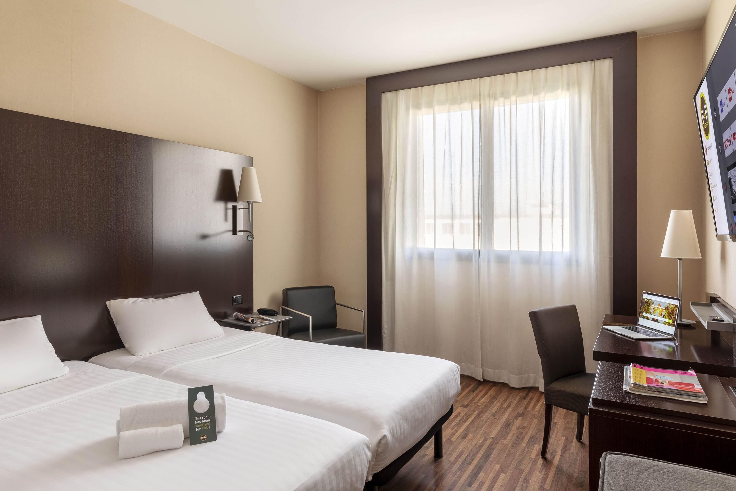 Standard Double Room, Non Smoking | Premium bedding, minibar, in-room safe, desk