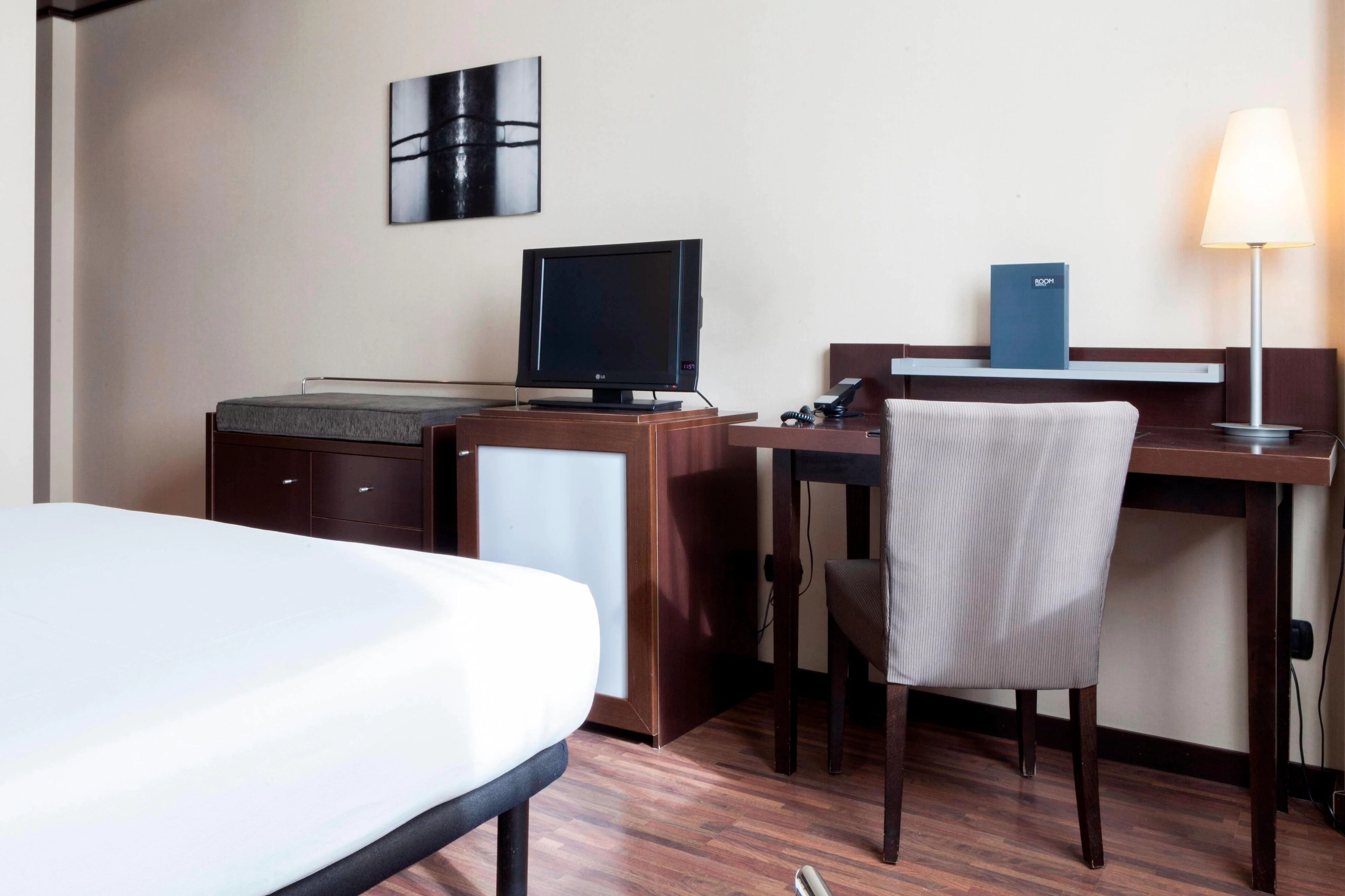 standard triple room, non smoking | premium bedding, minibar, in-room safe, desk