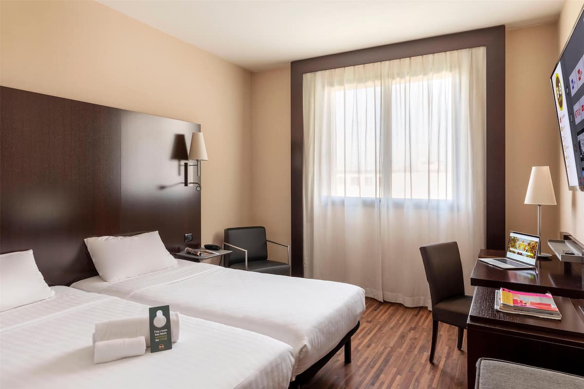 Standard-Doppelzimmer, Nichtraucher | Hochwertige Bettwaren, Minibar, Zimmersafe, Schreibtisch