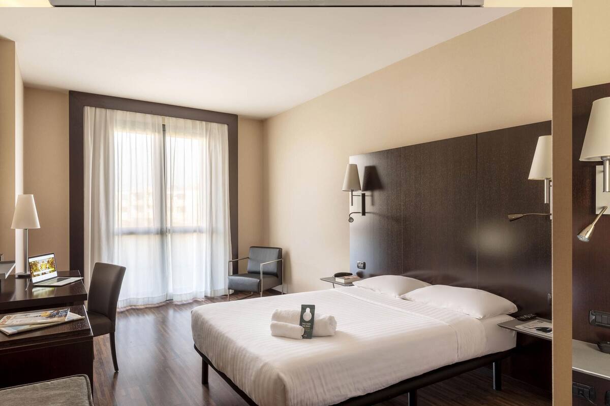 Standard Single Room, Mobility Accessible, Non Smoking | Premium bedding, minibar, in-room safe, desk