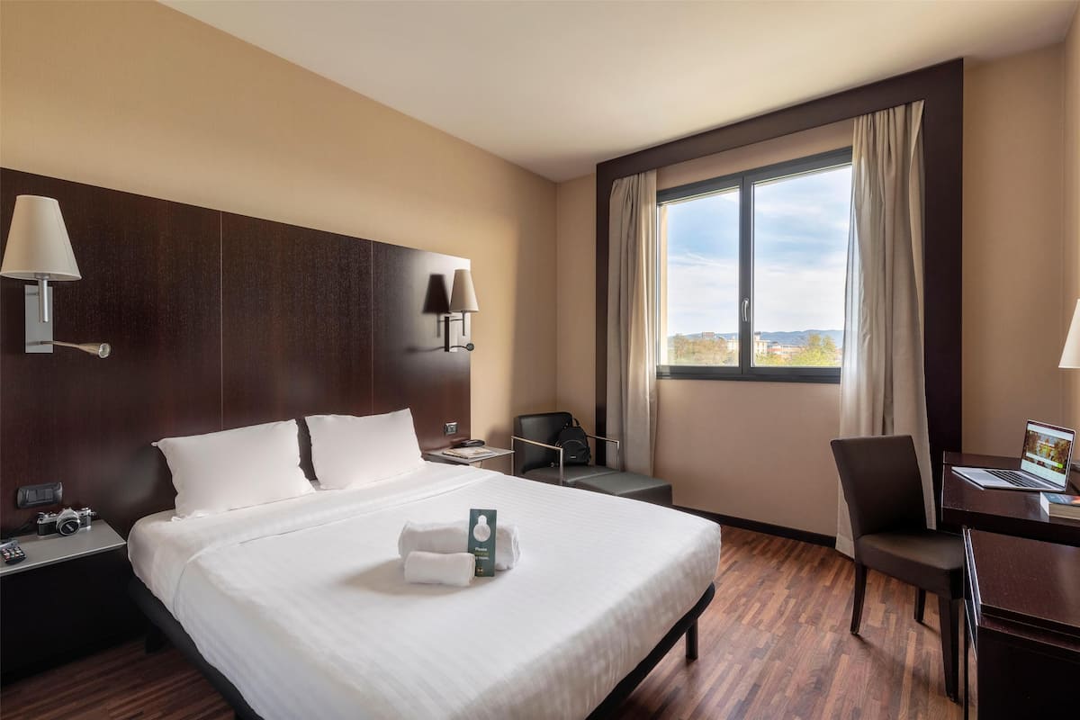 Standard-Doppelzimmer, Nichtraucher, Stadtblick | Hochwertige Bettwaren, Minibar, Zimmersafe, Schreibtisch