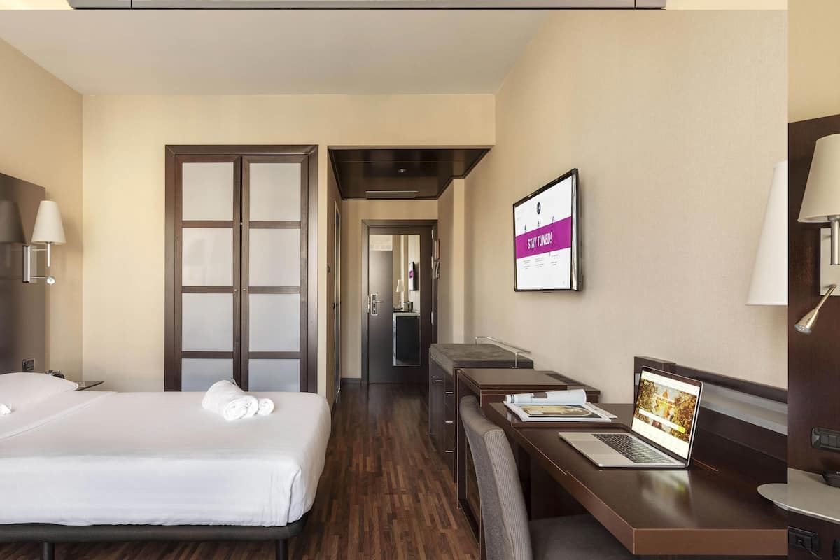 Standard Single Room, Mobility Accessible, Non Smoking | Premium bedding, minibar, in-room safe, desk