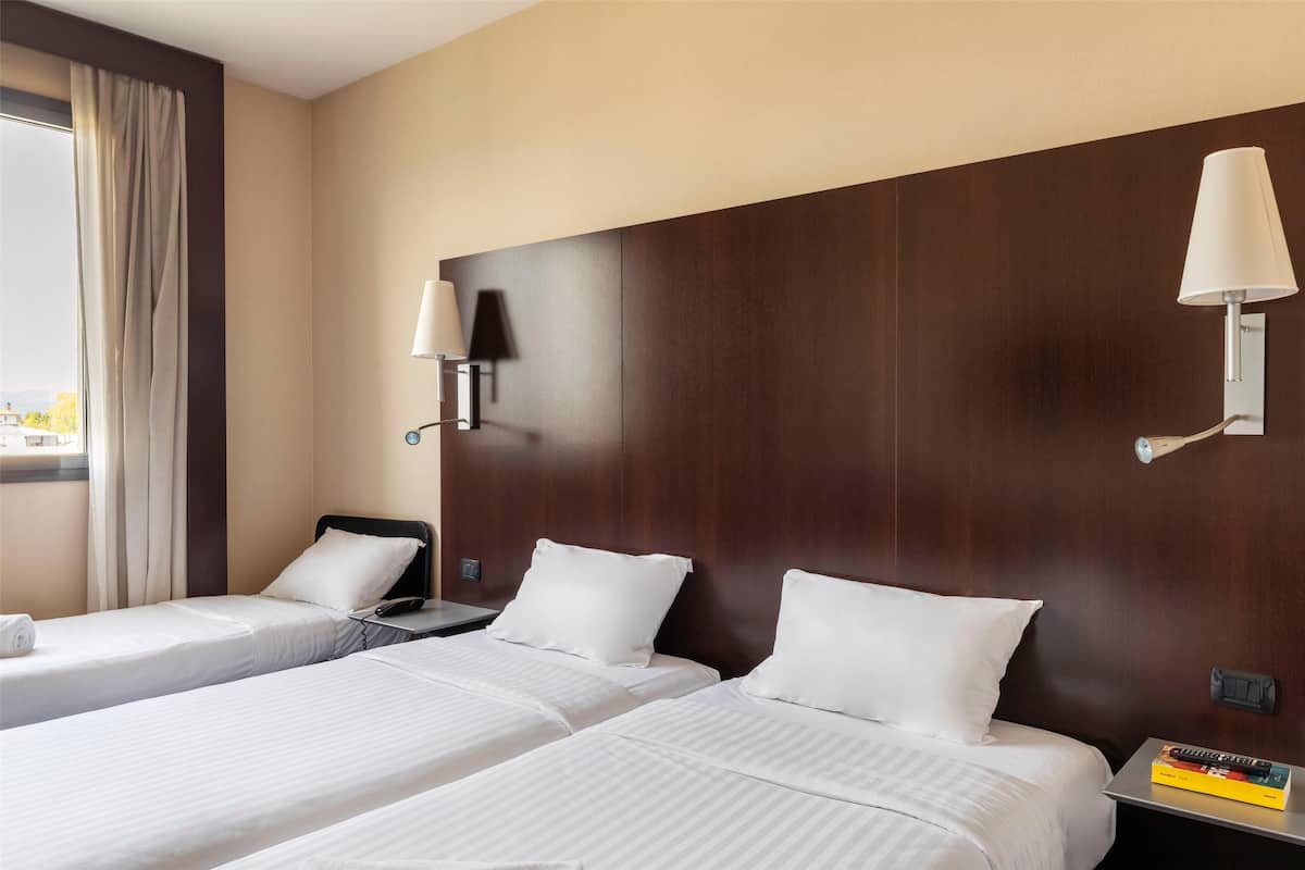 Standard-Dreibettzimmer, Nichtraucher | Hochwertige Bettwaren, Minibar, Zimmersafe, Schreibtisch