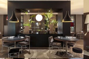 供应早餐、午餐和晚餐，地区菜