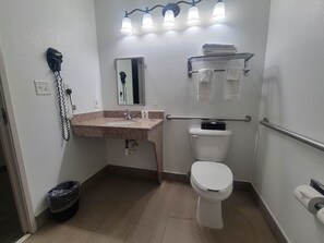 Habitación, 1 cama King size, con acceso para personas discapacitadas, para no fumadores | Baño | Tina con regadera, amenidades de baño gratuitas, secadora de cabello