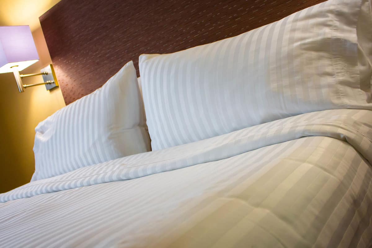 1 bedroom, premium bedding, Select Comfort beds, desk