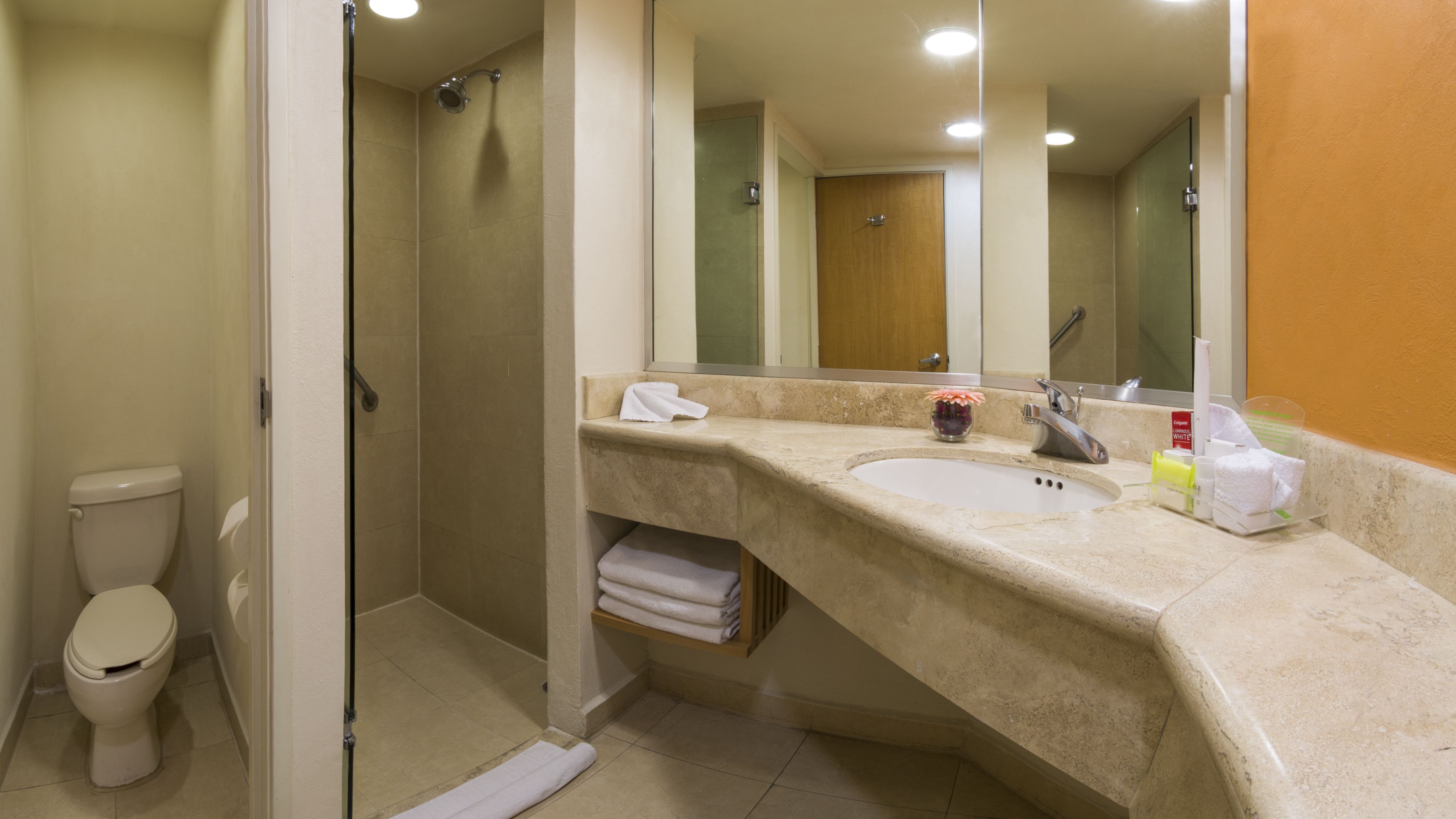 shower, hydromassage showerhead, free toiletries, hair dryer