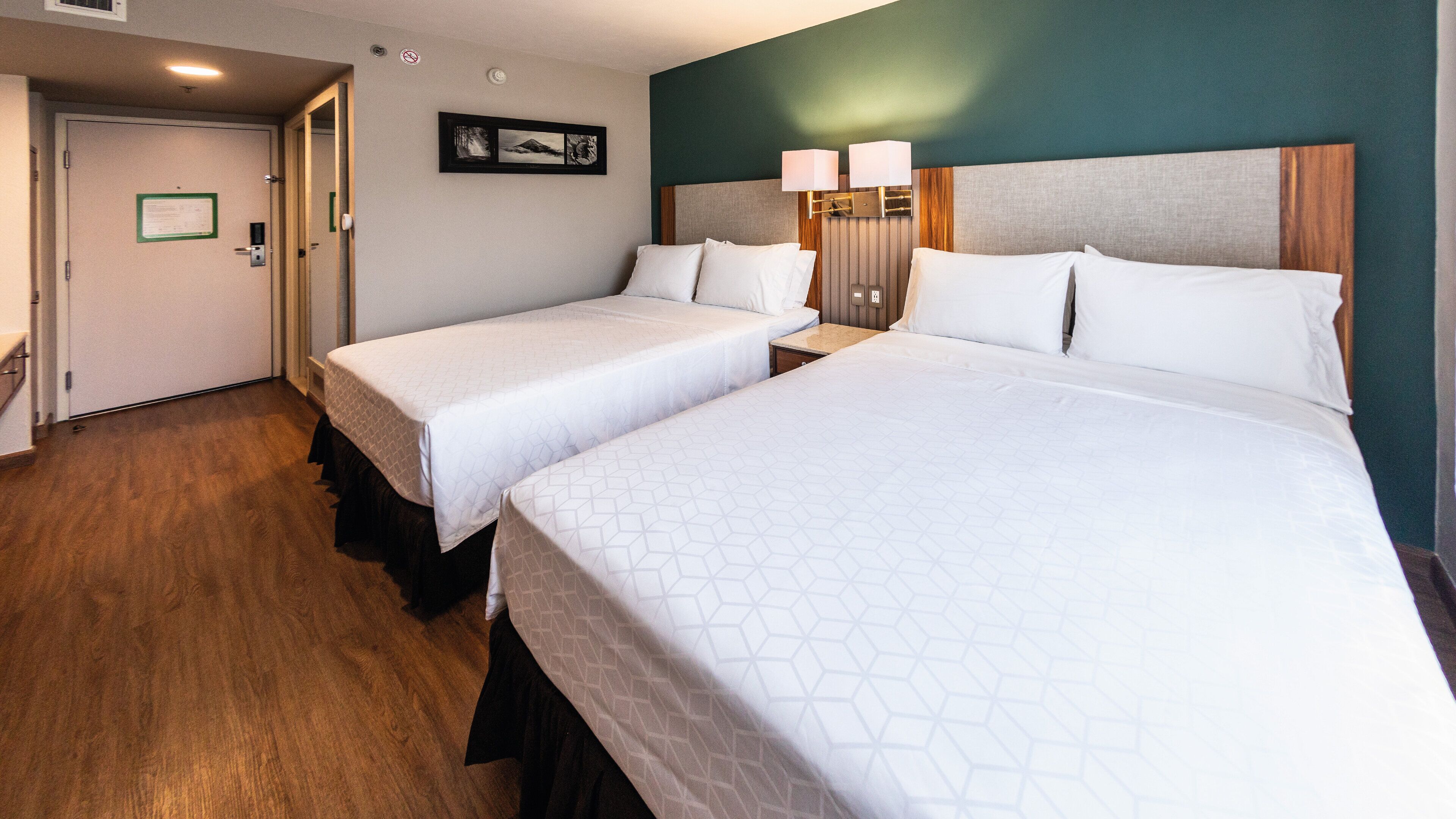 أغطية فراش متميزة وأسرّة سليكت كومفورت ومكتب وستائر تعتيم