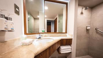 Shower, hydromassage showerhead, free toiletries, hair dryer
