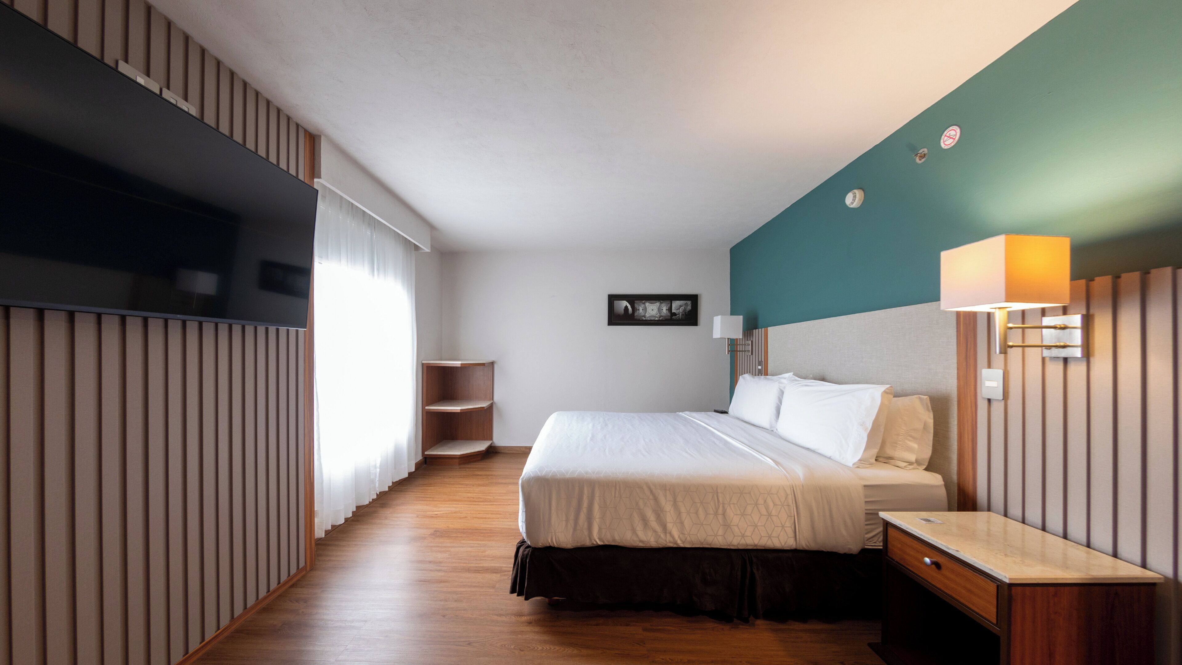 Standaard kamer, 1 kingsize bed, toegankelijk voor mindervaliden | Luxe beddengoed, Select Comfort-bedden, een bureau