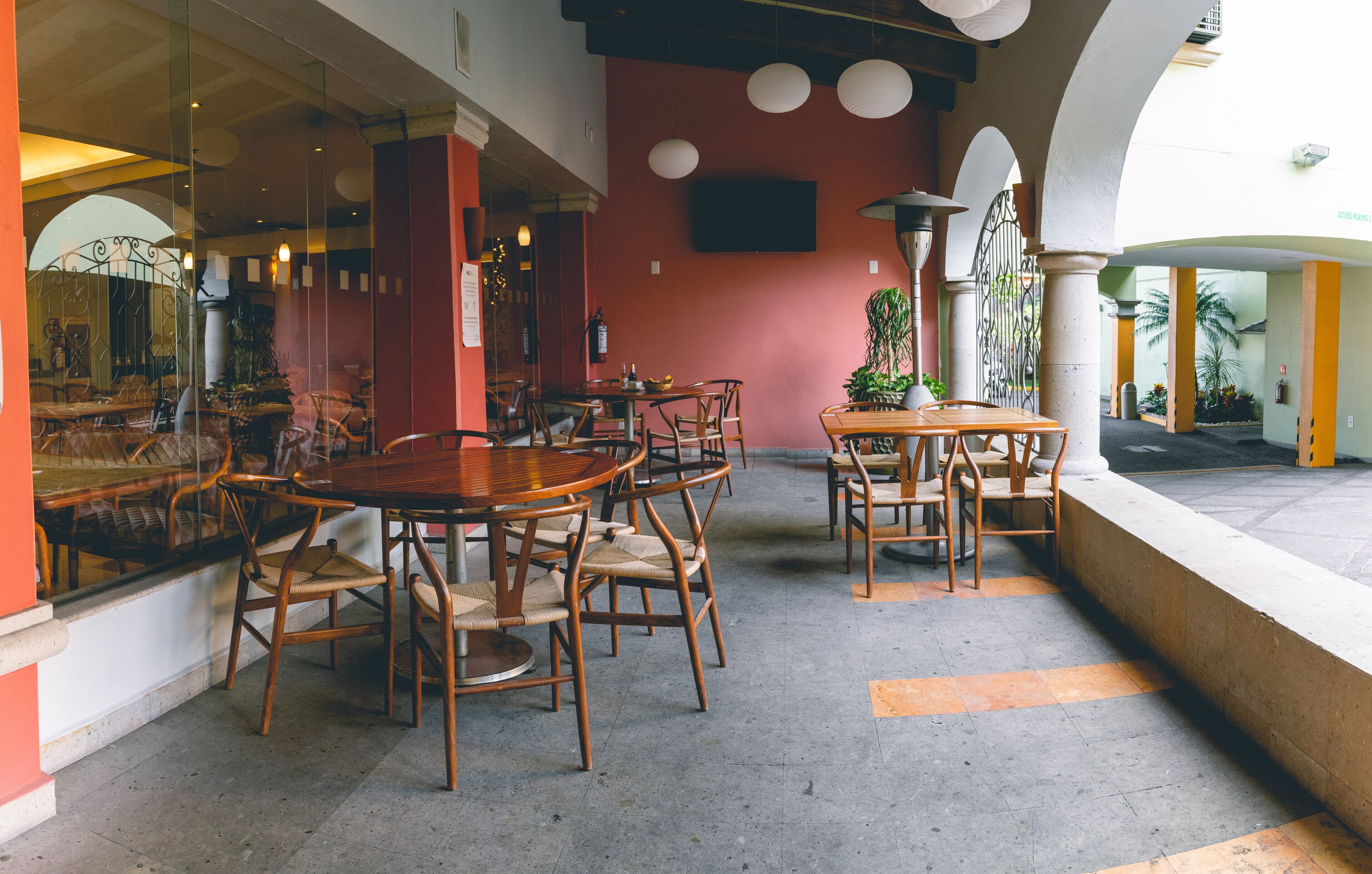 breakfast, lunch, dinner served; international cuisine