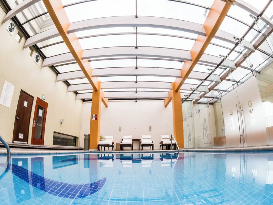 Una piscina techada, abierta desde las 08:00 hasta las 22:00, sombrillas