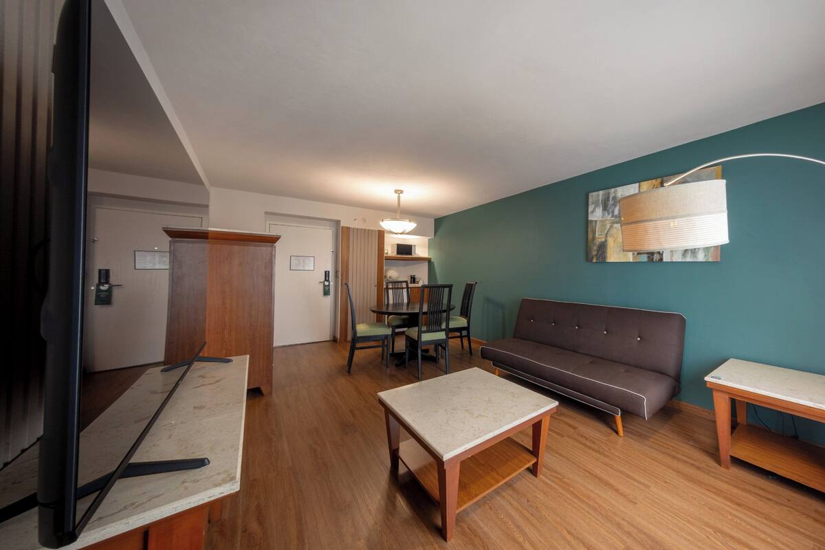 Suite, 1 King Bed | Premium bedding, Select Comfort beds, desk, blackout drapes