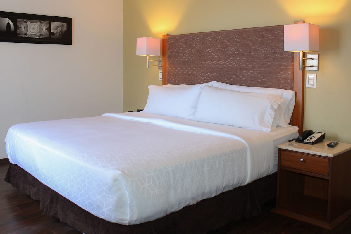 Standard Room, 1 King Bed