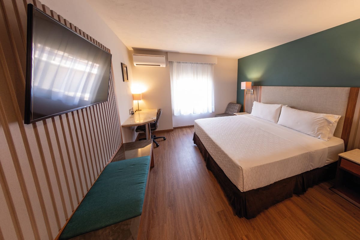 Standard Room, 1 King Bed | Premium bedding, Select Comfort beds, desk, blackout drapes