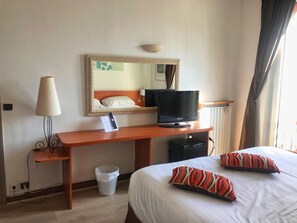 Kamar Keluarga (Privilege) | Brankas, meja kerja, ruang kerja ramah laptop, dan tirai kedap cahaya