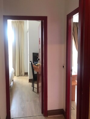 Familjerum (Privilege) | Värdeförvaringsskåp på rummet, skrivbord och arbetsyta för laptop
