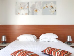 Double Room (Privilege) | In-room safe, desk, laptop workspace, blackout curtains - Hotel Colbert (Saint-Jean-de-Luz)