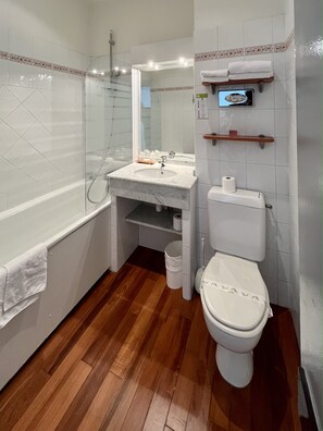 Kamar Double Superior | Kamar mandi | Bathtub, perlengkapan mandi gratis, pengering rambut, dan handuk