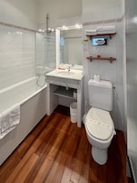 Bañera, artículos de tocador gratuitos, secador de pelo, toallas
