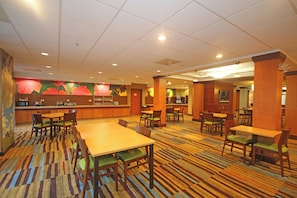 Buffet déjeuner gratuit tous les jours
