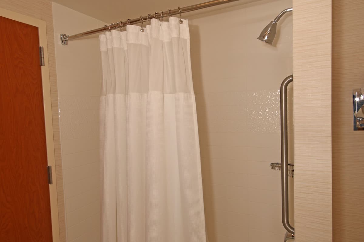Combined shower/tub, deep soaking tub, designer toiletries, hair dryer