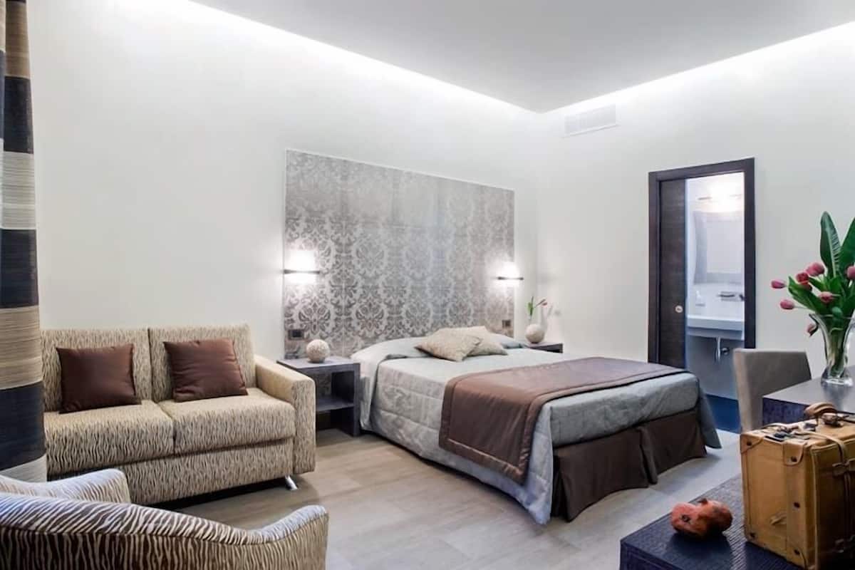 Chambre Triple, dans les dépendances | Coffres-forts dans les chambres, bureau, Wi-Fi gratuit, draps fournis