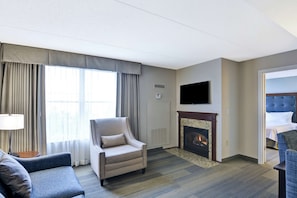 Premium-Suite, 1 King-Bett, Kamin | Allergikerbettwaren, Zimmersafe, Schreibtisch, Bügeleisen/Bügelbrett