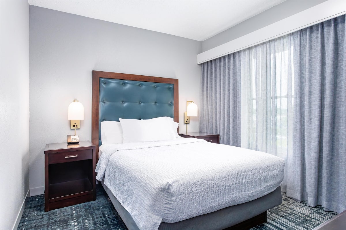 Hypo-allergenic bedding, in-room safe, desk, iron/ironing board