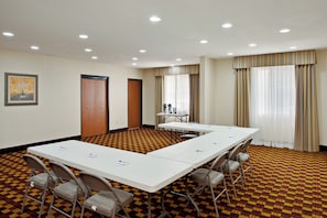 A conference room with a long table, chairs, and a patterned carpet. - Holiday Inn Express Hotel & Suites Jackson by IHG (Jackson)