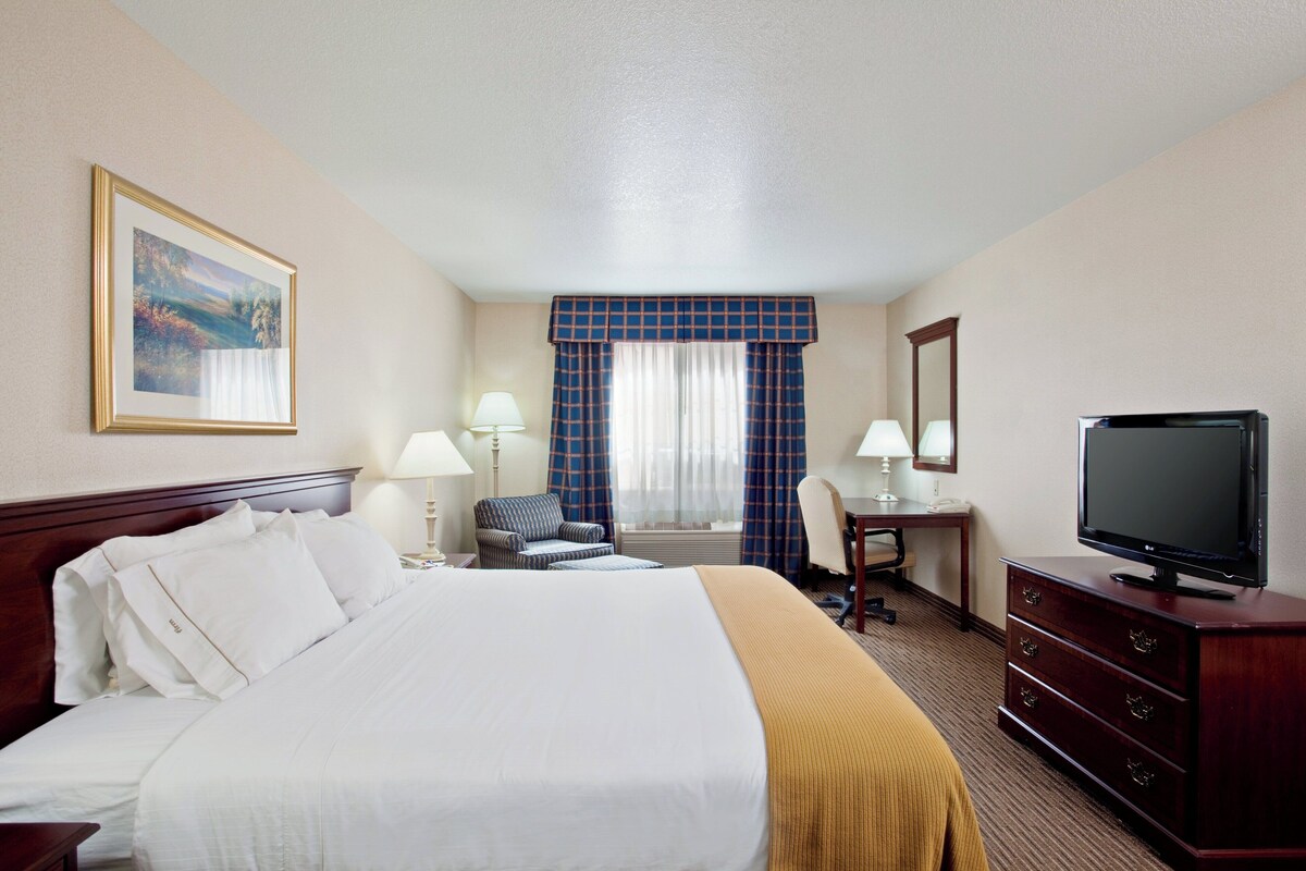 In-room safe, desk, laptop workspace, blackout drapes