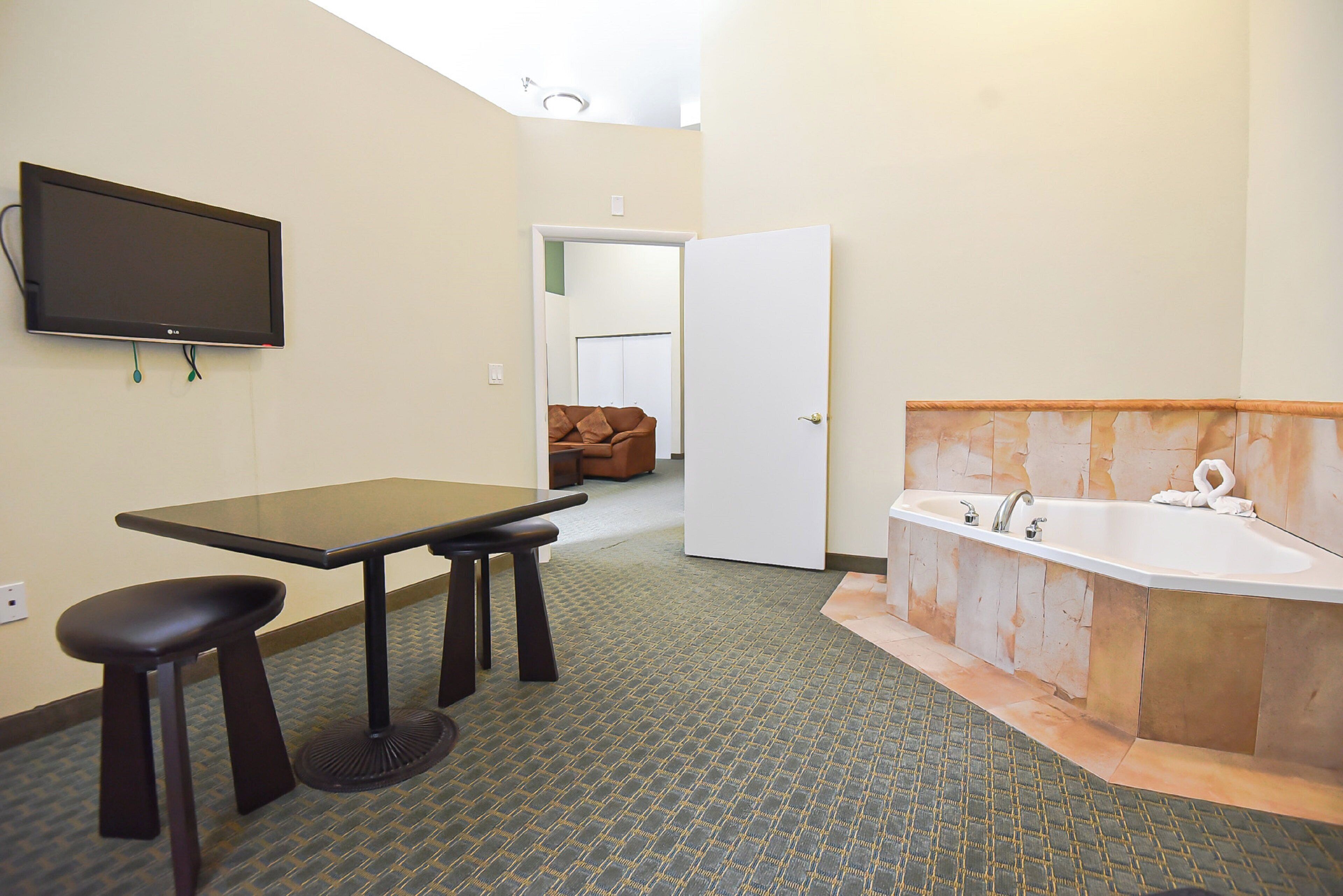 suite, 1 king bed (extra floor space) | down duvets, desk, laptop workspace, blackout curtains