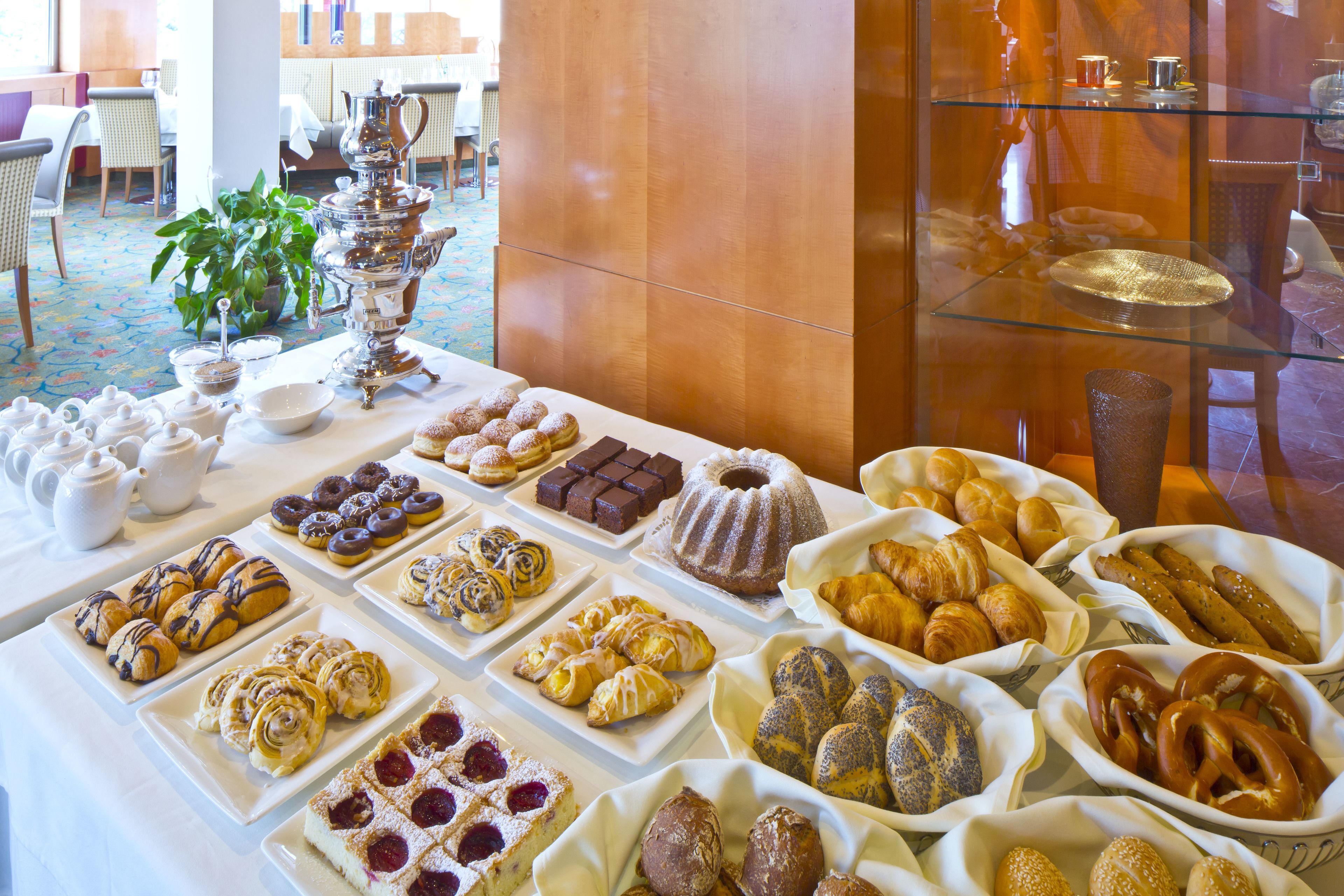 Desayuno buffet (EUR 20 por persona) 