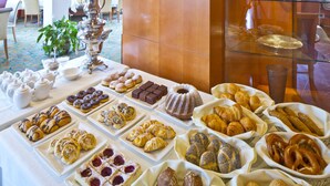 Una mesa de bufé con diversos pasteles y postres.