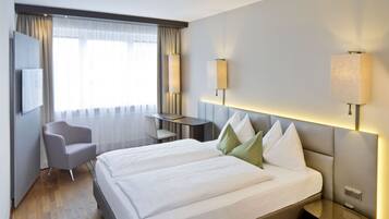 Allergikerbettwaren, Minibar, Zimmersafe, Schreibtisch