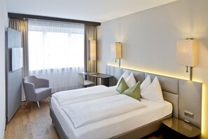 Allergitestet sengetøy, minibar og safe på rommet