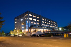 Front of property - evening/night - Penz Hotel West (Innsbruck)