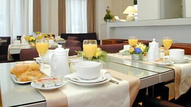 Daily full breakfast for a fee - Du Parc Saint Charles (Paris)