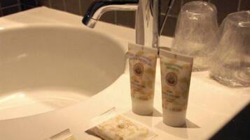 Chambre Double | Lavabo de la salle de bain