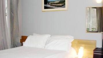 Double Room | Minibar, desk, free WiFi