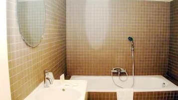 Combined shower/bathtub, hair dryer, towels