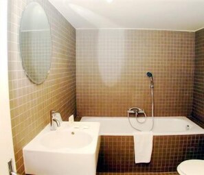 Combined shower/bathtub, hair dryer, towels - Du Parc Saint Charles (Paris)