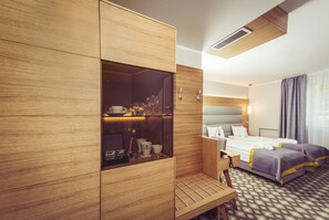 Habitación Business con 2 camas individuales | Minibar, caja fuerte, escritorio y cunas o camas infantiles gratuitas