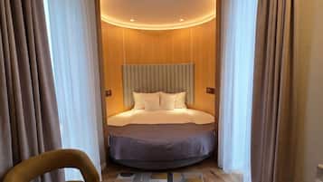 Deluxe Room | Minibar, in-room safe, desk, laptop workspace