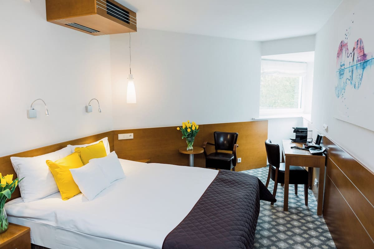 Deluxe Room | Minibar, in-room safe, desk, free cribs/infant beds