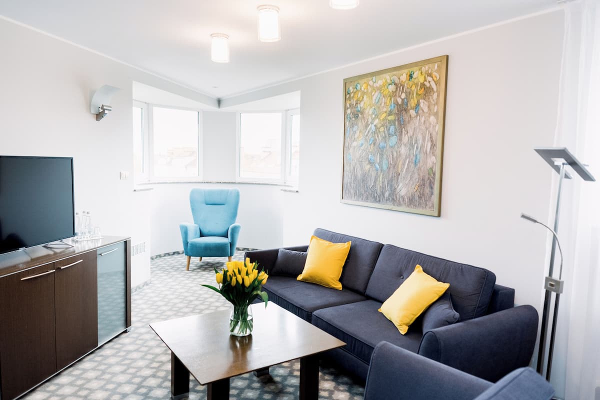 Suite | Minibar, in-room safe, desk, free cribs/infant beds
